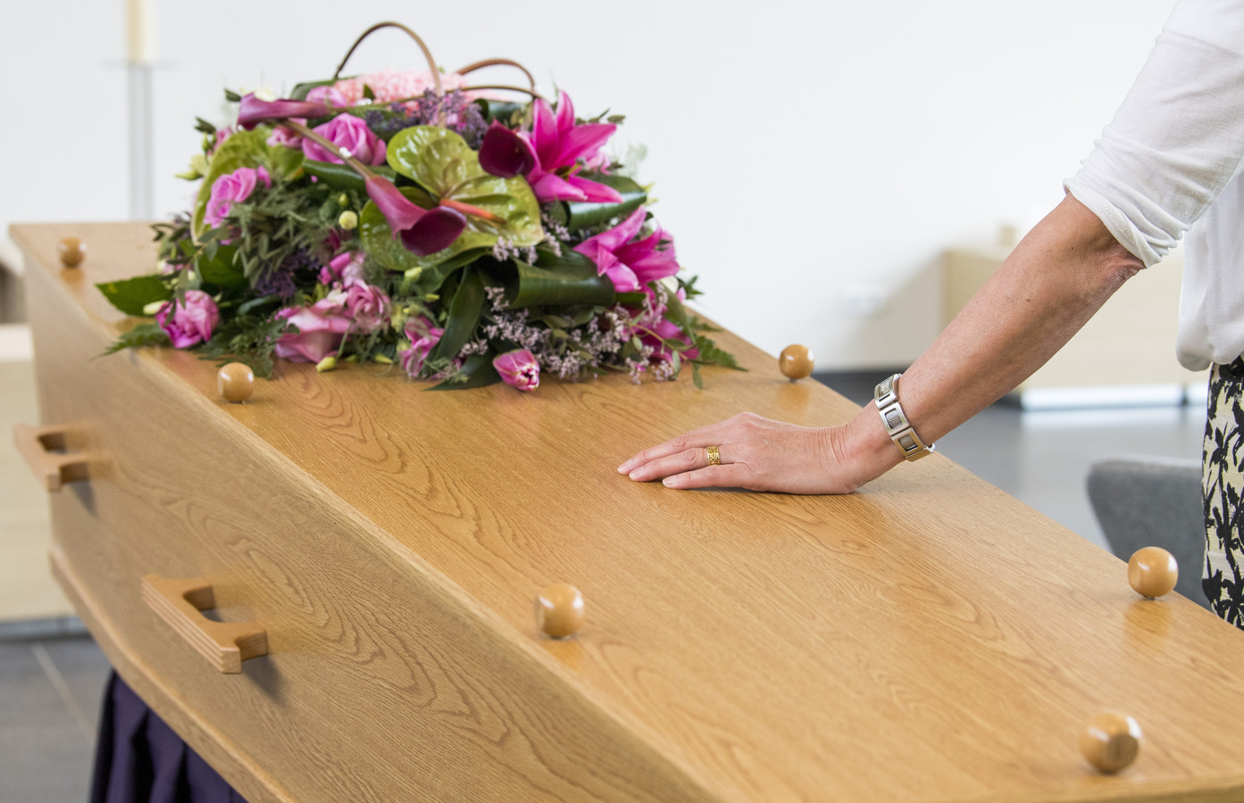 Een doodskist in de aula van een crematorium.