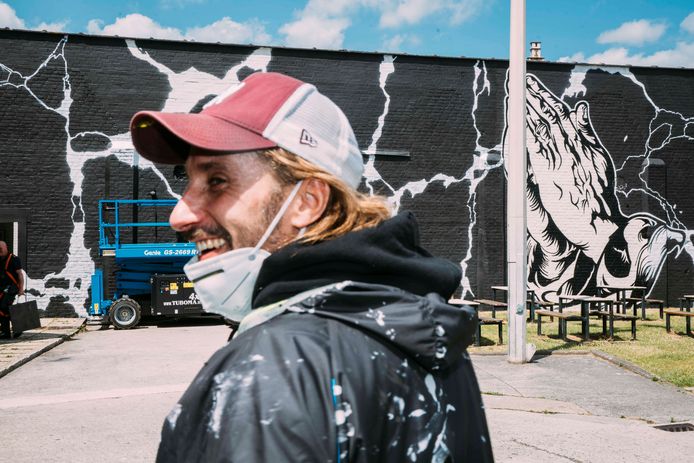 Matthias Schoenaerts bij de mural die hij in de gevangenis van Oudenaarde maakte