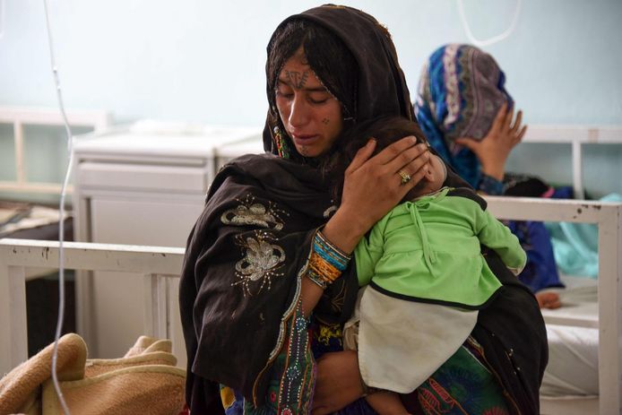 Een Afghaanse moeder met haar ernstig ondervoed kind in het ziekenhuis.