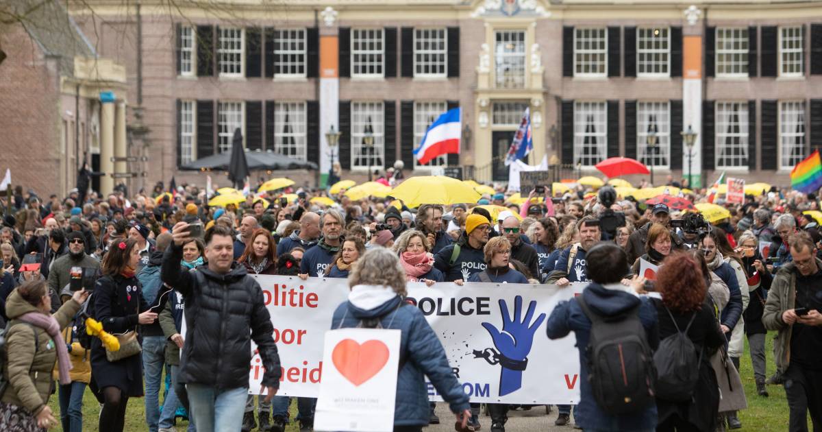 Corona-demonstranten onverwacht enthousiast over de politie: ‘Een voorbeeld voor de collega's in het land'.