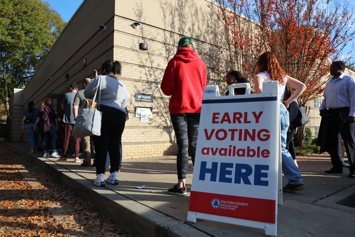 Inwoners van Atlanta in deelstaat Georgia staan in de rij om alvast hun stem uit te brengen tijdens de midterms. (04/11/22)