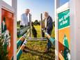 De 86-jarige Jan Korterink (rechts), de enig nog levende oprichter, en voorzitter Henk Lassche op het concoursterrein.
