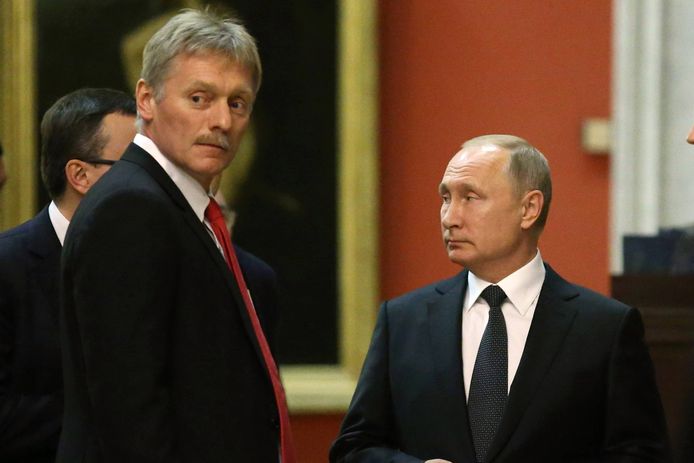 Kremlin-woordvoerder Dmitri Peskov (L) met de Russische president Vladimir Poetin.