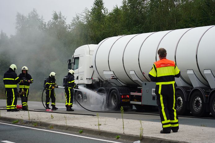 Een vrachtwagen is woensdagochtend in brand gevlogen op de Bredaseweg in Tilburg.