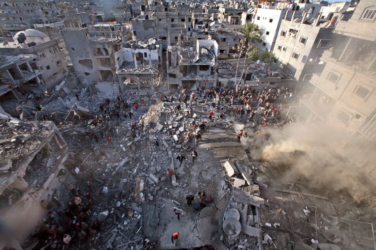 Op 16 januari 2009 wordt de stad Jabalia in de Gazastrook bestookt door het Israëlische leger. Drie dochters en een nichtje van arts Izzeldin Abuelaish komen daarbij om het leven.  Beeld BELGAIMAGE