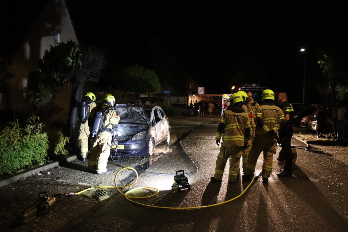 Brand verwoest auto in Ede Foto AD.nl