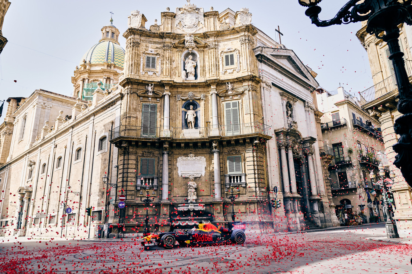 Prachtige Beelden Max Verstappen Scheurt Door Kleine Straatjes Van Palermo Met F1 Wagen Foto Hln Be