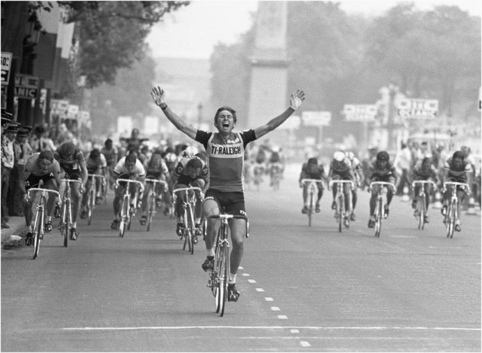 Gerben Karstens gaat winnend over de finish op de Champs-Elysées. Uiterst links strandt Freddy Maertens op de tweede plaats.