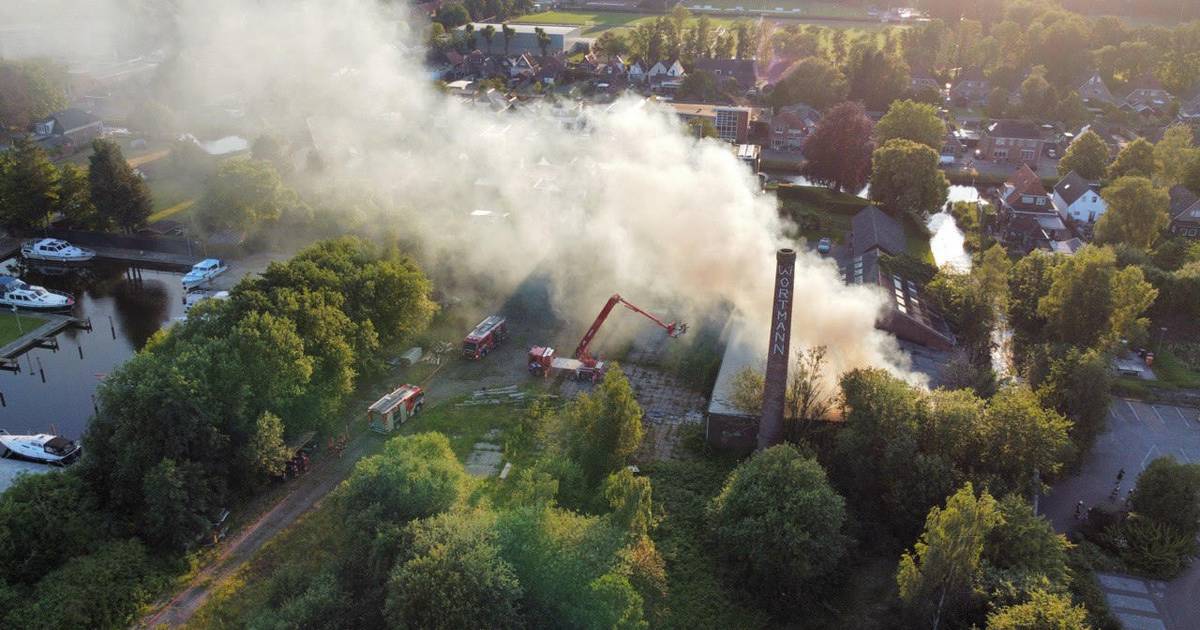 Grote brand bij verlaten kalkfabriek op Meihuizenweg in Wildervank onder controle