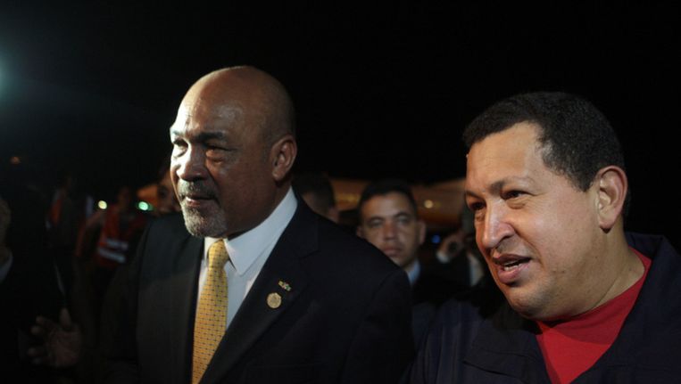 De Surinaamse president Desi Bouterse in gezelschap van Hugo Chávez in november 2010. Beeld AFP