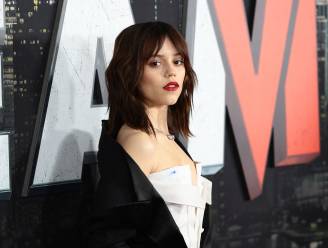 INTERVIEW. Jenna Ortega schittert, maar betaalt hoge prijs voor succes: “Ik had een relatie, maar...”
