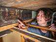 Liesbeth Labeur doet bijzondere vondst boven plafond in haar huis