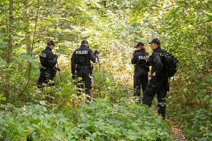 Les policiers allemands à la recherche d'indice dans une forêt à Ingolstadt, en Bavière, le 23 août 2022.