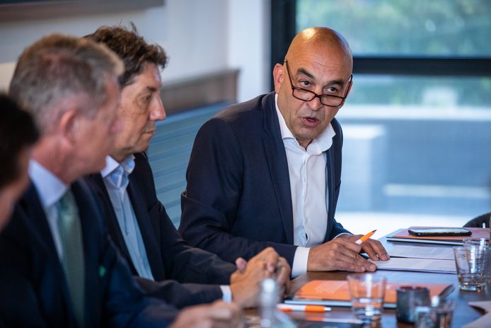 Kris Claes directeur belangenbehartiging: “De bedrijven zijn opnieuw positiever en iets meer bedrijven verwachten de komende zes maanden een stijging van de productie en exportorders.”
