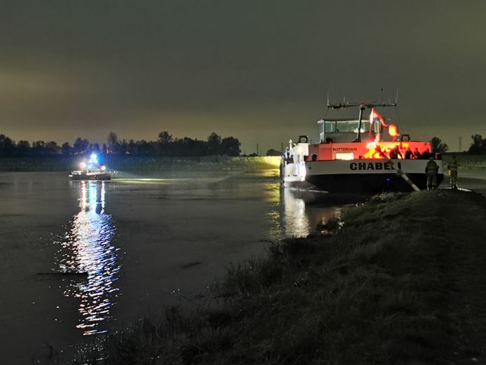 In de nacht van vrijdag op zaterdag was er een schip in nood op de Nederrijn bij Wageningen.