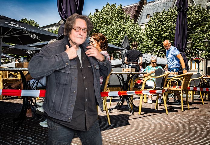 Kees Thies is blij dat hij vanaf vandaag weer 'lekker kan lullen over alles en niks' op het terras.