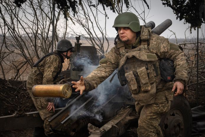 Oekraïense soldaten vuren op Russische posities nabij Avdiivka.