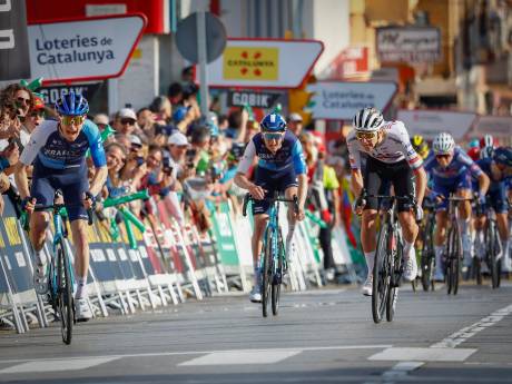 Tadej Pogacar komt net te laat: Nicholas Schultz wint openingsrit Ronde van Catalonië
