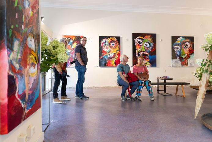 Bezoekers van het Art Festival Heusden bekijken het werk van Ferdy Steger.