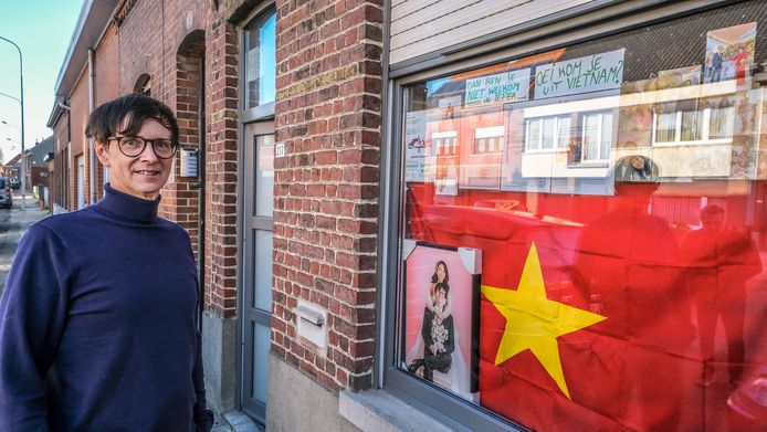 Franky uit zijn ongenoegen door zijn gevel vol te hangen met foto's en documenten.