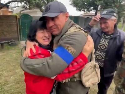 Van de hel in de hemel: Oekraïense soldaat bevrijdt dorp moeder en vliegt in haar armen