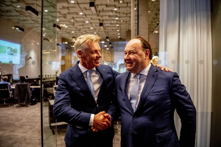 FvD’ers Rob Roos (lijsttrekker Zuid-Holland) en Henk Otten (lijsttrekker Eerste Kamer) tijdens de Provinciale Statenverkiezingen.  Beeld ANP