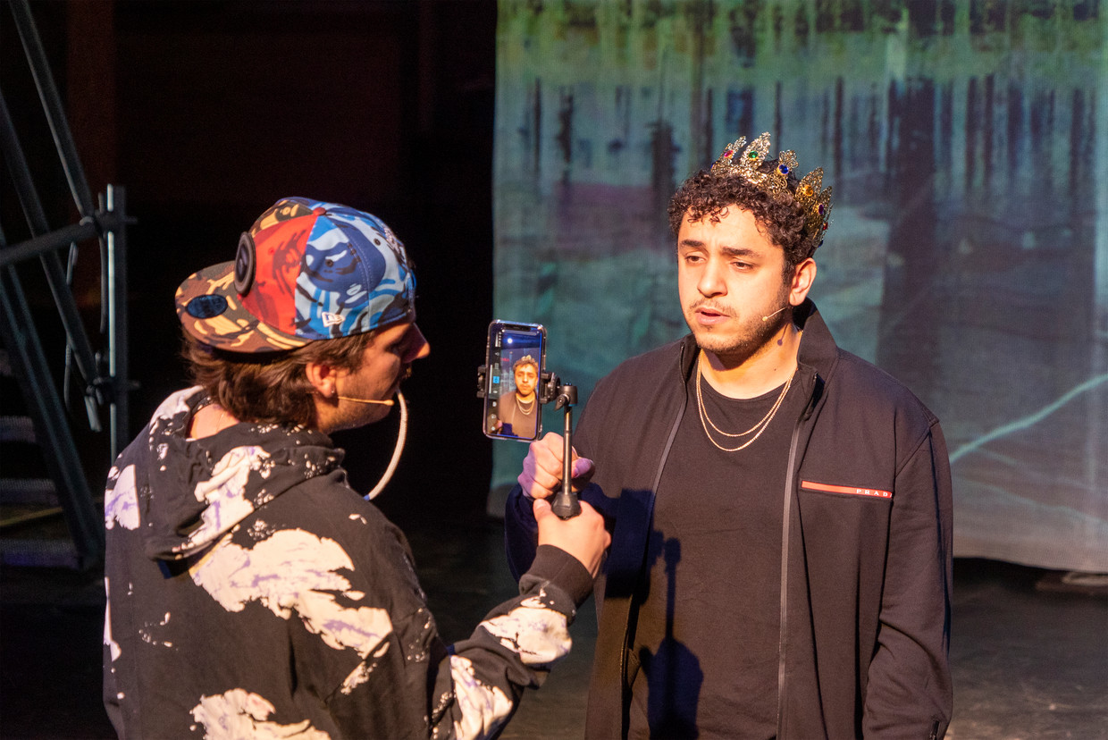 De 28-jarige Sabri Saddik (rechts) speelt Hamlet: 'Het is geen makkelijke rol, ik bevind me nog in het proces van het eigen maken.' Beeld Jennifer Gijrath