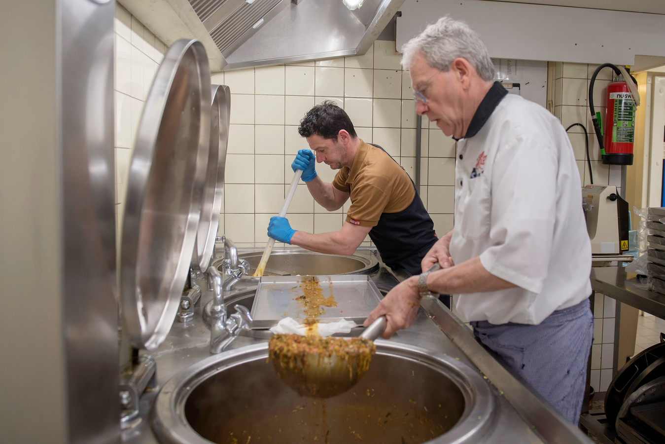 Berry Tra aan de slag bij het maken van de 'wereldberoemde' bami.