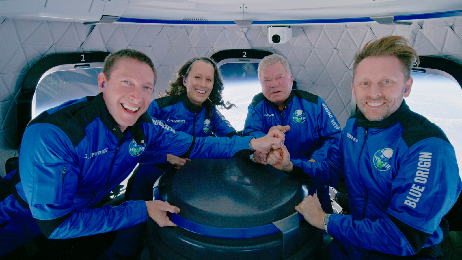 De crew waarmee Glen de Vries naar de ruimte reisde. Onder hen ook Star Trek’-acteur William Shatner.