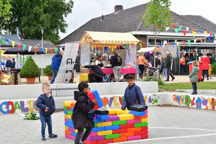 Feest op het dorpsplein van Welberg.