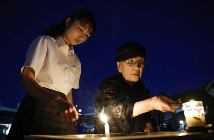 Diverse generaties branden wierookstaafjes in het Vredespark in Hiroshima, ter nagedachtenis aan de slachtoffers van de atoombomaanval door de Verenigde Staten in 1945.