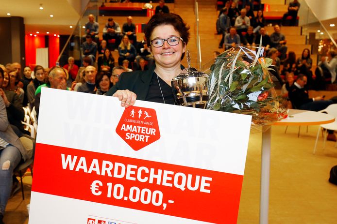 Clubheld 2018 Ingrid van Hulst toont trots de cheque met het gewonnen bedrag, waarmee ze de Gorcumse voetbalvereniging GJS heeft verblijd.