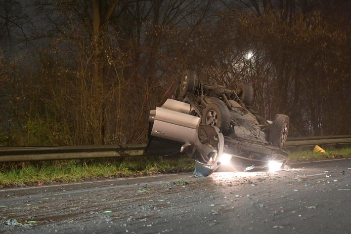 Bij een ongeluk in Breda belandde een auto op de kop op de weg.