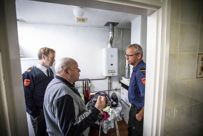 Dick Kortman (midden) krijgt tips van de brandweerlieden