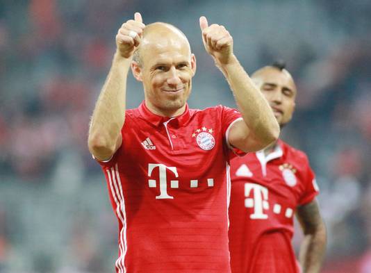 Robben bedankt de fans na zijn laatste wedstrijd voor Bayern.