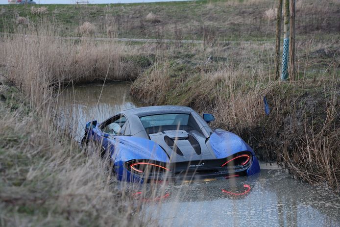 Terwijl de auto in de greppel lag, draaide de motor nog.