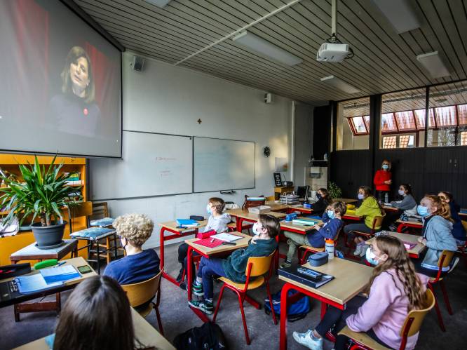 Jongeren krijgen Rode Neuzen-les van ‘meester’ Jonas Van Geel en Birgit Van Mol: “Het was grappig en confronterend tegelijk”