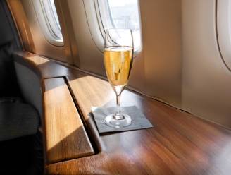 Agressieve passagier wil meer champagne: vliegtuig maakt noodlanding