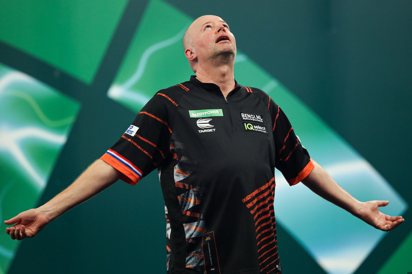 Raymond van Barneveld dankzij jubileumpijl ineens van alle twijfels af