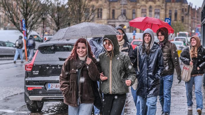 Deze jongeren bleken aangenaam verrast door de sneeuw.