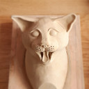 Ieperling Manuel Mourisse refereert met zijn ontwerp naar het middeleeuwse kattenwerpen. Het expressieve beeld toont een jonge, speelse kat met de guitigheid van de Ieperse nar.