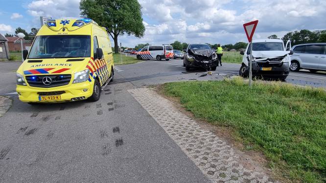 Twee gewonden na aanrijding auto en bestelbus bij Winterswijk