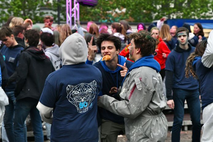 In Roeselare vierden ze de 50 dagen in plaats van de 100 dagen. De jongeren gingen vanaf 6u 's morgens uit de bol op het Polenplein.