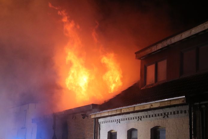 De vlammen sloegen meters hoog door het dak.