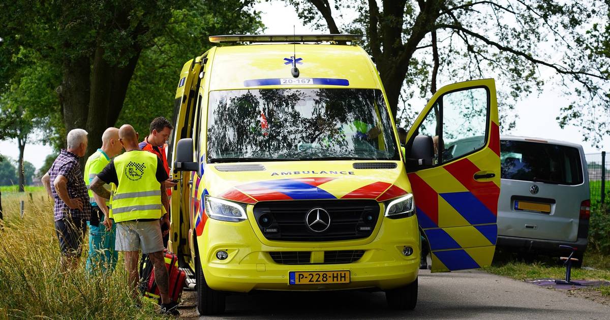 Motorcrosser krijgt stuur in borst bij trainingsongeluk in Ulicoten, traumahelikopter ter plaatse