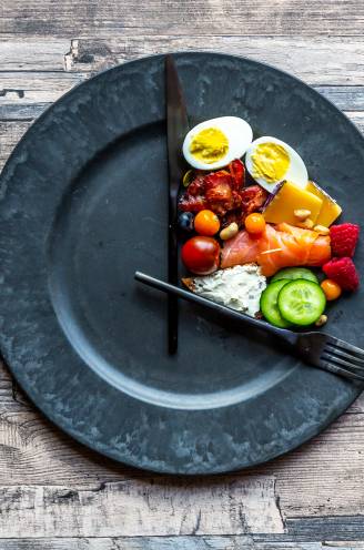 GEZOND KILO’S KWIJT. Vasten na de feestdagen? “Als je niet eet, ruimen de cellen alle ‘rommel’ in het lichaam op”