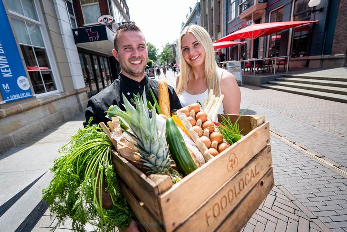 Arjan Kok (29) en Nicole Kleinsmit (25) concurreren niet met de voedselbank. De dagverse spullen moeten zo snel mogelijk op.