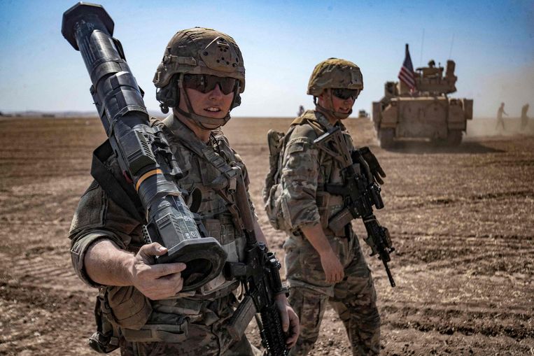 Amerikaanse troepen in een gezamenlijke oefening met Koerdische troepen, in het noordoosten van Syrië, waar regelmatig operaties tegen IS worden uitgevoerd.  Beeld AFP