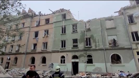 Beeld aan een gebombardeerd flatgebouw in Lviv gisteren. 