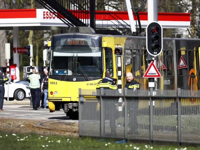 “Hij leek te mikken op mensen die op bankjes zaten”: ooggetuige kan via raam uit tram in Utrecht ontsnappen